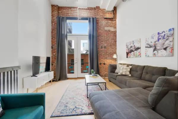 Loft Retreat | King Bed+Balcony | Pet-Friendly 30+