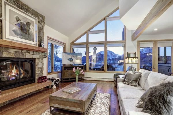 Amazing Mountain Views+Hot Tub+Quiet Neighborhood