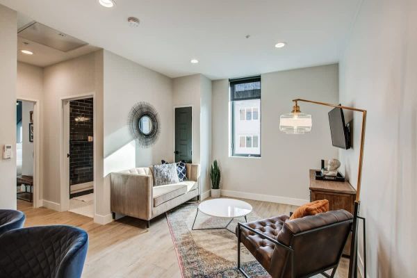 Utica – Chic Tennyson 2-Bedroom Apt